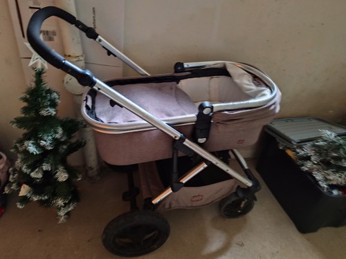 Babyschale und kinderwagen - und,